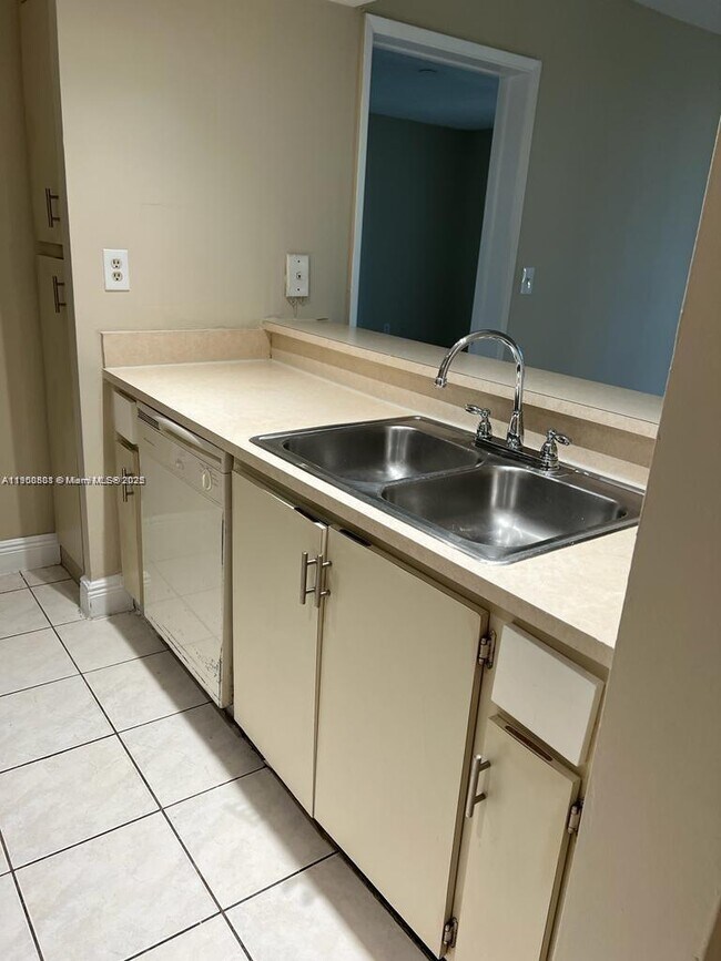 Photo - 7165 NW 186th St Unidad A107