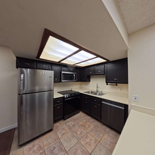 Building Photo - Beautiful 2 Bedroom 2 Bathroom Condo at The Lakes! Unit 201