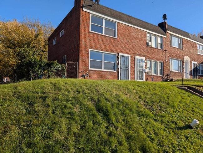 Building Photo - 3 Bedroom - 1 Bathroom Row Home in a Beautiful Neighborhood