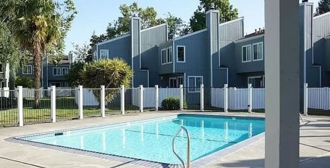 Building Photo - 2 Bed/2 Bath Condo w/Detached 1 Car Garage...