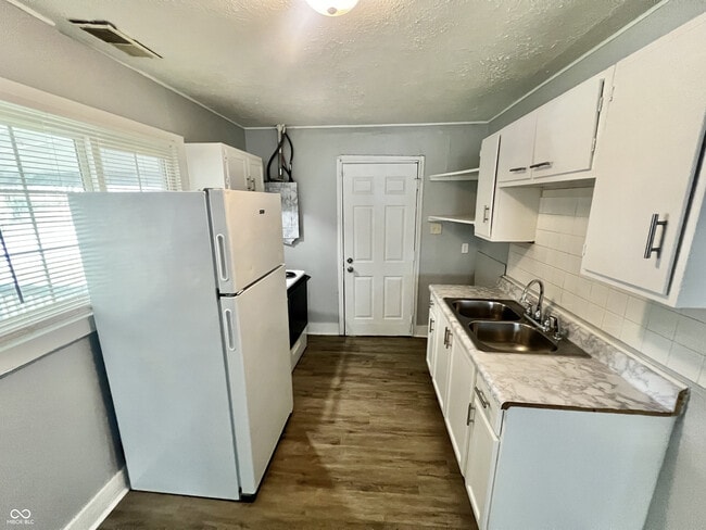 Photo - 2933 N Gladstone Ave