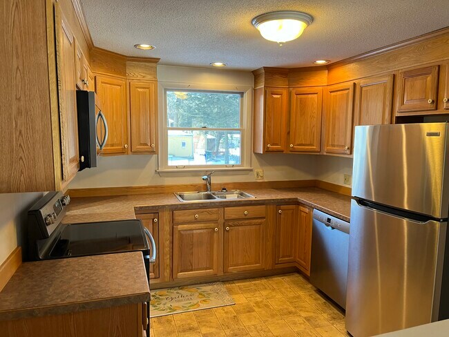 Photo - 611 Amherst Rd