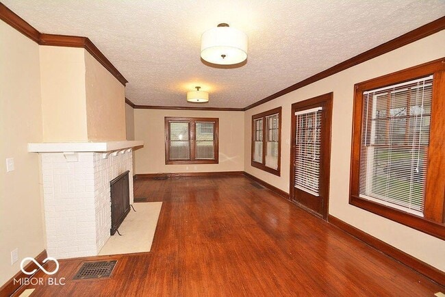 Photo - 4905 Broadway St