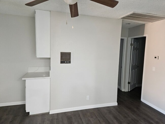 Photo - 3 Bdrm House with Fireplace !!