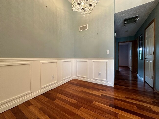 Photo - 401 Park Creek Ct