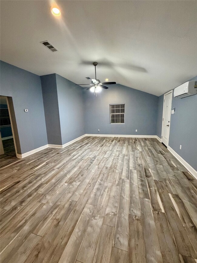 Building Photo - 2322 Central St Unit 4