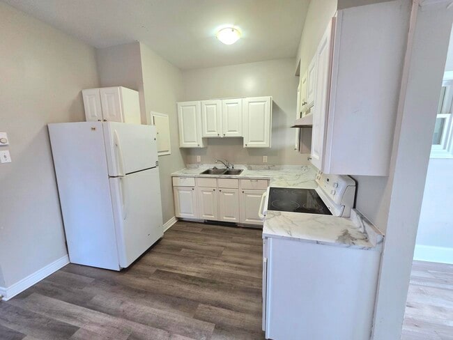 Building Photo - 10 Cedar St Unit 10 Cedar #3