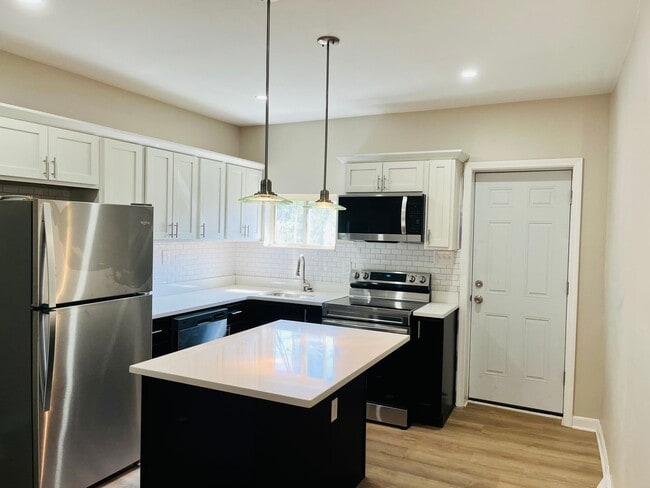 Building Photo - Two Bedroom rowhouse available in Northside August 1! Unit PH 117