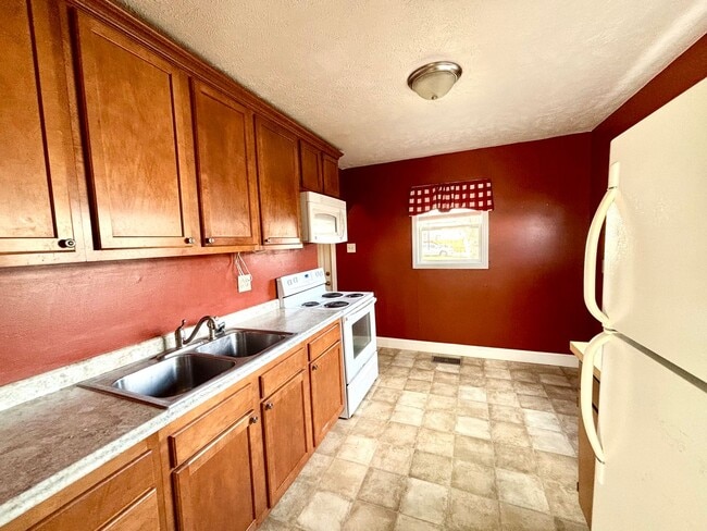 Building Photo - 2 Bedroom, 1 Bath Home - North Side Locati...