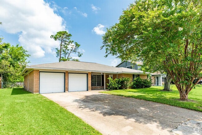 Building Photo - 303 Ligustrum St Rental