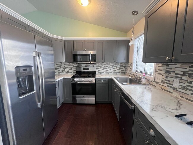 Building Photo - Single Family Home - Three Bedroom Tri-level!