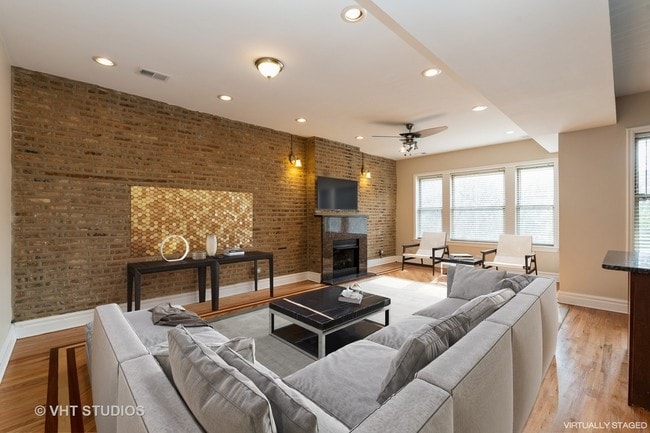 living room - 4847 S Vincennes Ave Unit 2