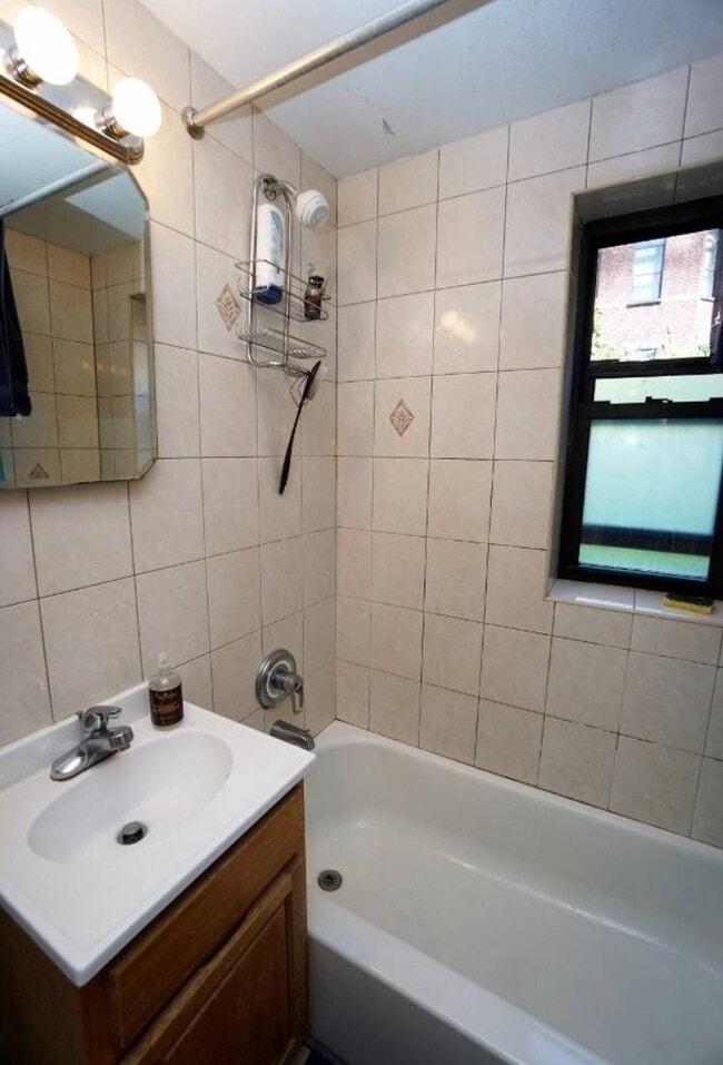 Photo - 3093 Fulton St