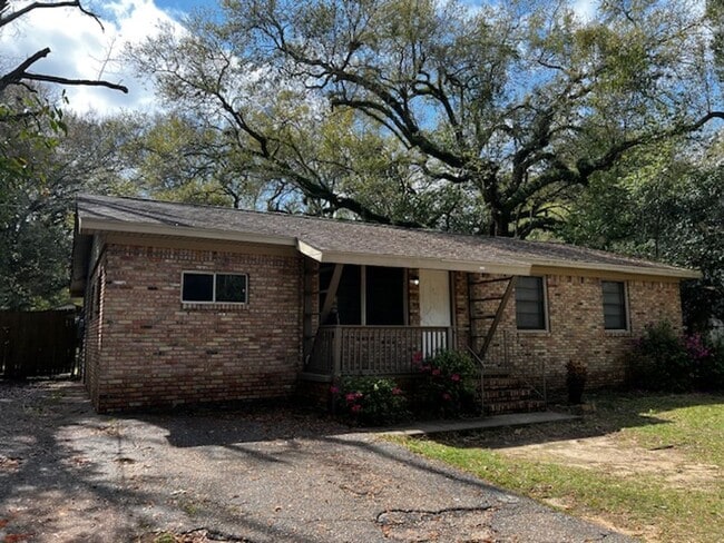 Building Photo - Brick Home 3 bed 2 bath