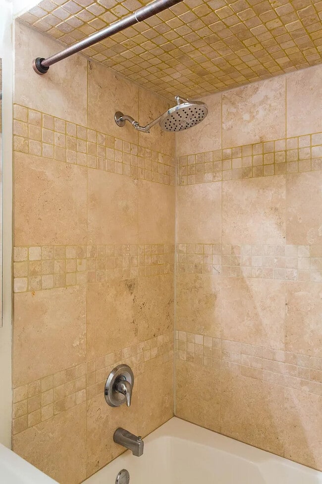 Photo - 1338 W Erie St Unit 3