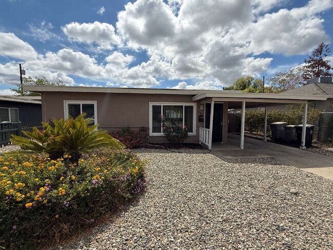 Building Photo - Move-in Ready 2 bed 1 bath home in Sacramento