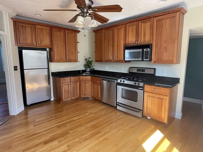 Building Photo - 88 Vernon St Unit 4 Rental