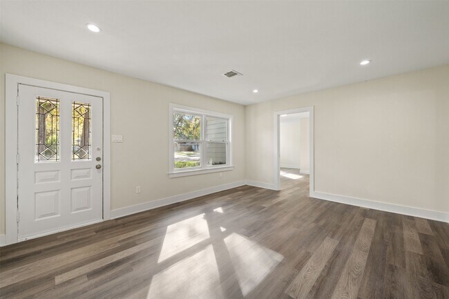 Photo - 1034 W 43rd St