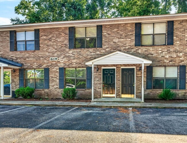 Building Photo - Convenient Living Near Park Circle