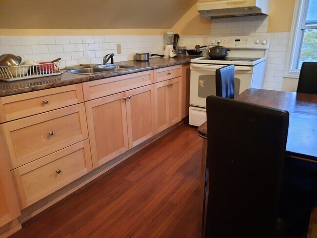 Photo - 225 University Ave Unit 3