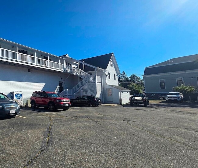 Building Photo - 153 Portsmouth Ave Unit 203