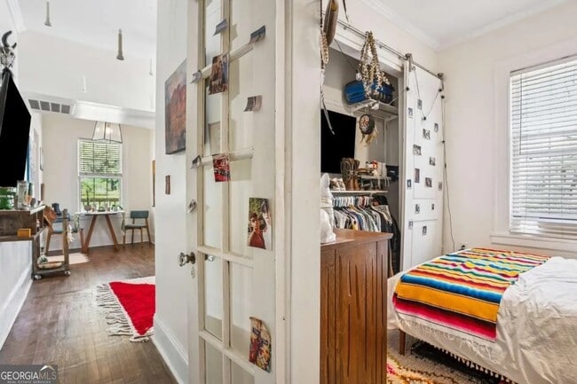 Photo - 737 Barnett St NE