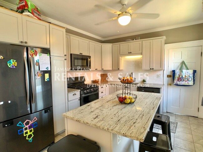 Building Photo - 32 Lakeville Rd Unit 2 CO Rental