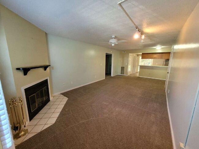 Building Photo - 2 Bedroom Condo Near Chicks Beach!