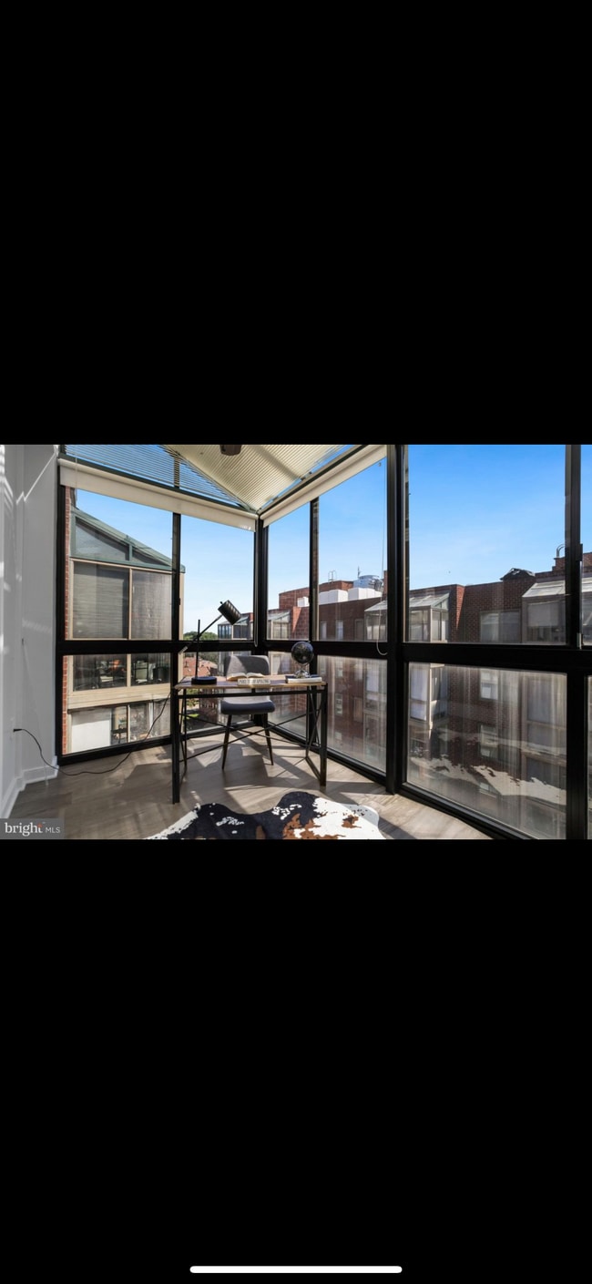 Floor to ceiling windows in sunroom - 1045 N Utah St Unit 703