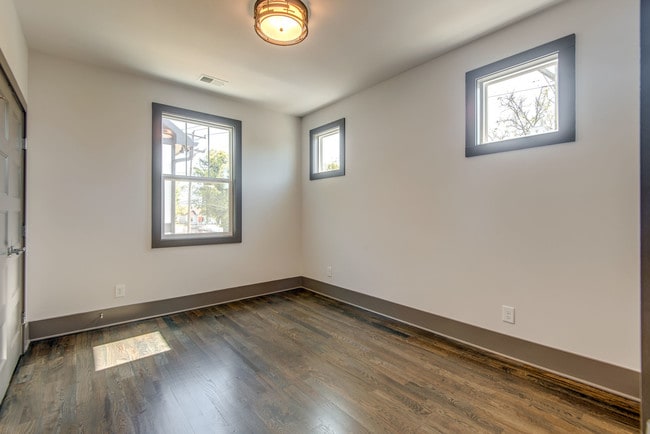 Building Photo - 2100 15th Ave N