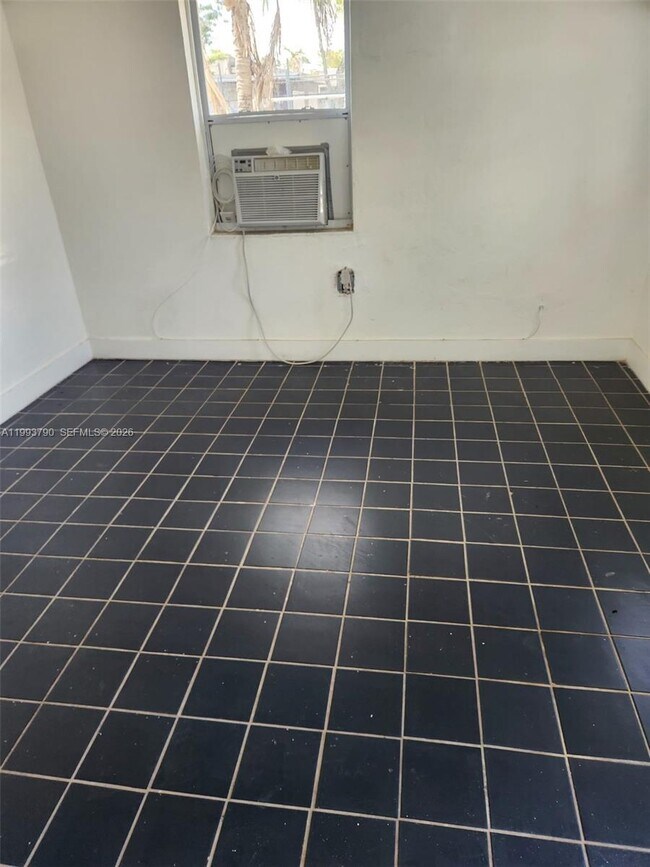 Photo - 10 NW 28th Way