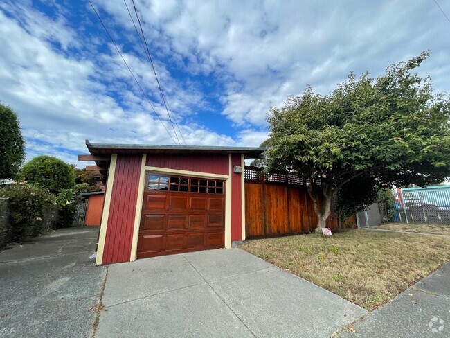 Building Photo - This pet-friendly home features a fenced y...