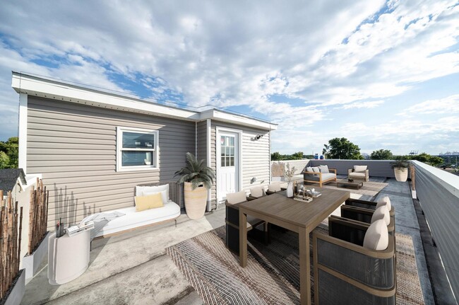 Photo - 275 Pearsall Ave Unidad 2 Rental