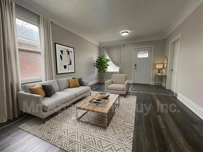 Building Photo - 163 E 5th St Unit Main Suite