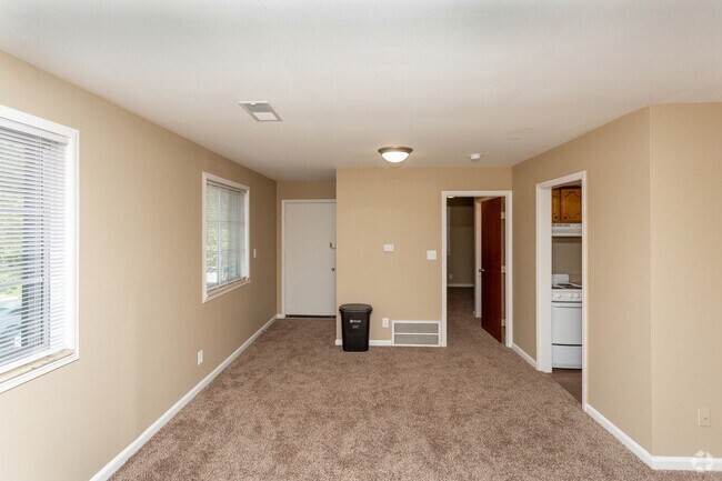 1BR, 1BA - 700 SF