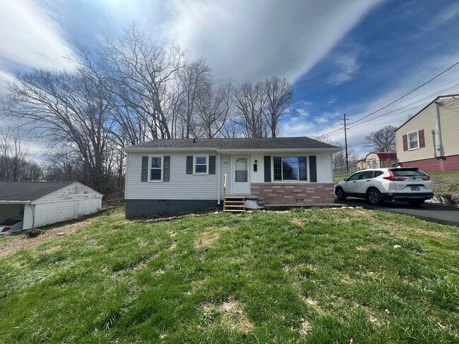 Building Photo - Newly renovated 3 bed and 1 bath house near ETSU and VA