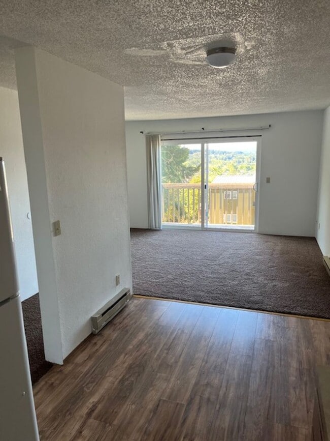 Building Photo - 648 SE Dobson Ct Unit 7 Rental