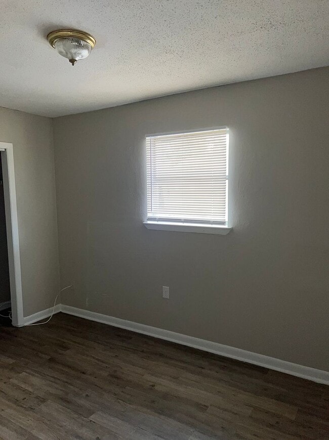 Photo - 2 bedroom 1 bath Duplex &  Washer & Dryer ...