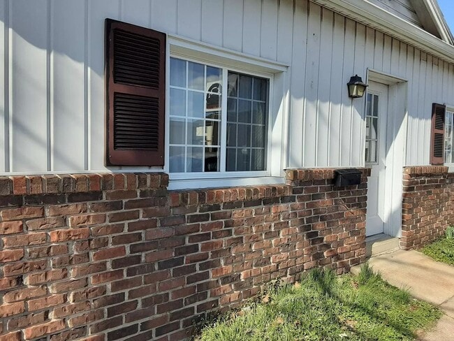 Building Photo - 43 E Willow St Rental