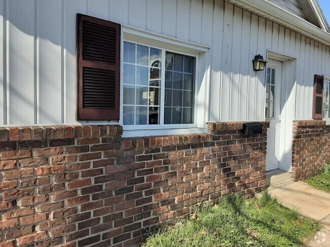 Building Photo - 43 E Willow St Rental