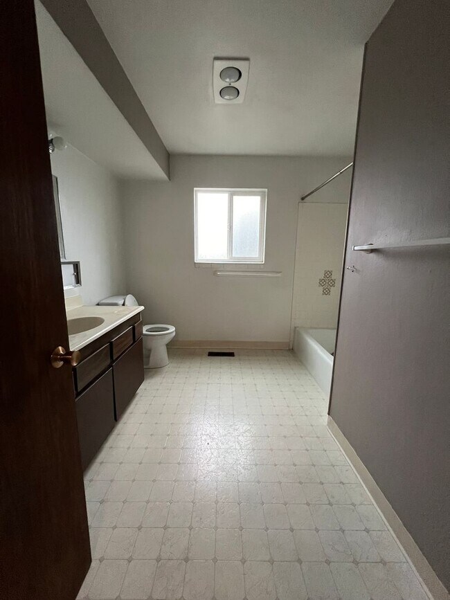 Photo - 2 Bedroom, 1 Bathroom Downstairs Duplex