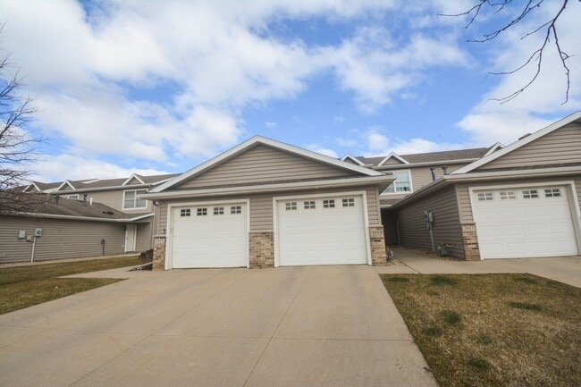 Building Photo - Townhome in Quiet NW Rochester Neighborhood!