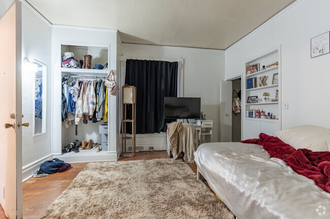 1BR, 1BA - 650SF - #2 - Bedroom - 812 Mary St