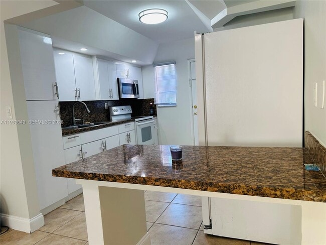 Photo - 1950 W 54th St Unidad 317