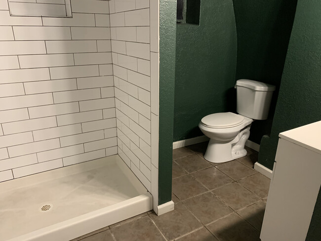 bathroom - 6644 Gravois Ave Unit 1f