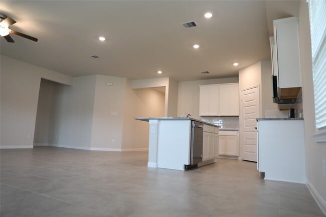 Photo - 523 Ellwood Terrace Ln
