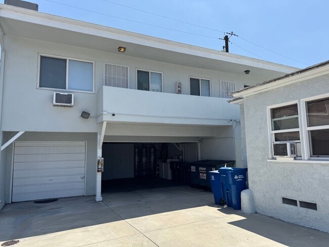 Photo - Large and Bright Studio with wood ceiling beams and floors... Unidad Cordova St 216 C