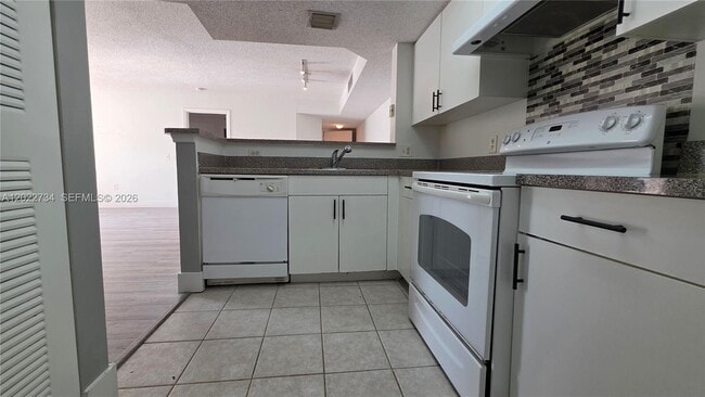 Building Photo - 5011 Wiles Rd Unit 203