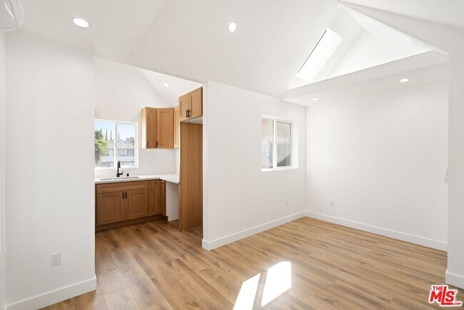 Photo - 607 E Fairview Blvd