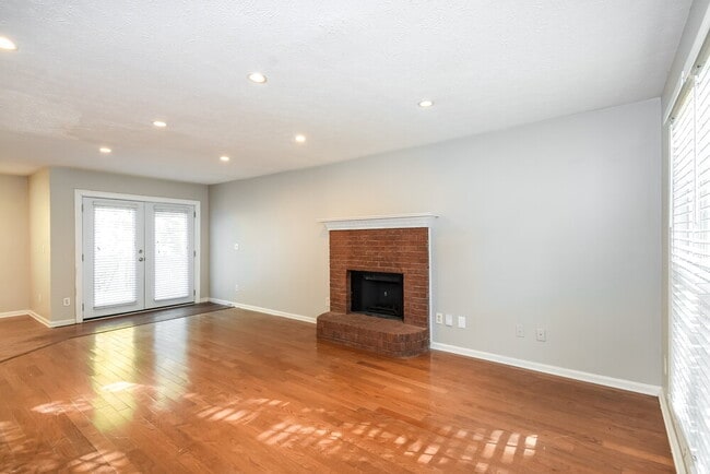 Photo - 655 Simon Ive Dr